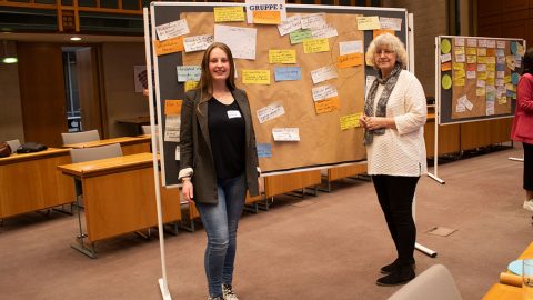 Auf dem Bild sehen Sie: Die Teilnehmerinnen Lena Selbach und Daniela Aberle-Heine vor den gesammelten Ergebnissen, die im Dialogforum erarbeitet wurden. Bildnachweis: Landratsamt Konstanz